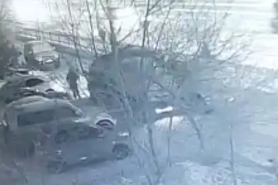 Видео: двое астанчан с помощью  эвакуатора угнали автомобиль 