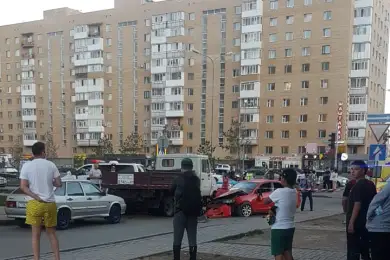 В Нур-Султане 2-летнюю малышку вытаскивали из-под «Mazda», за рулем была нетрезвая женщина 