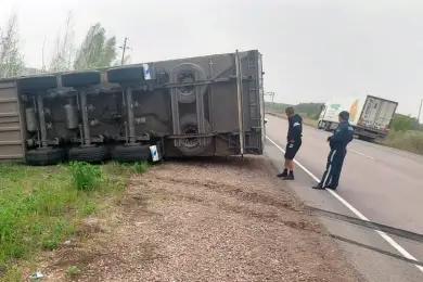 Фура перевернулась в СКО, рассыпалось 5 тонн чипсов – фото 