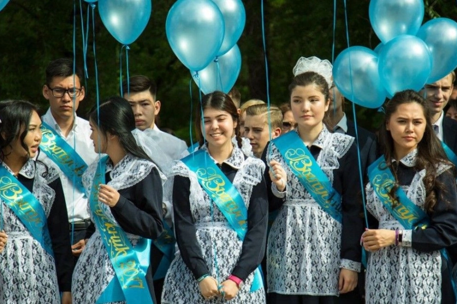 «Все их поддерживаем»: когда пройдут линейки и «последние звонки» в школах Казахстана 