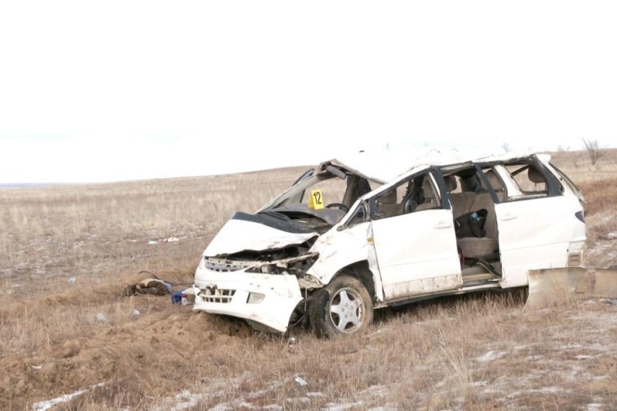 В Актобе на трассе опрокинулось авто с детьми, один ребенок погиб 