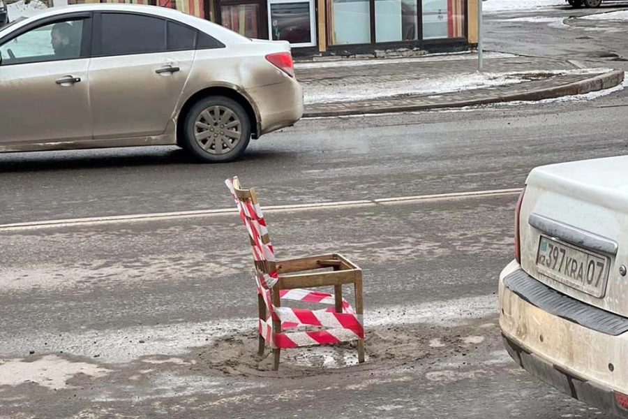 В Нур-Султане на месте ямы поставили старый стул - фото 