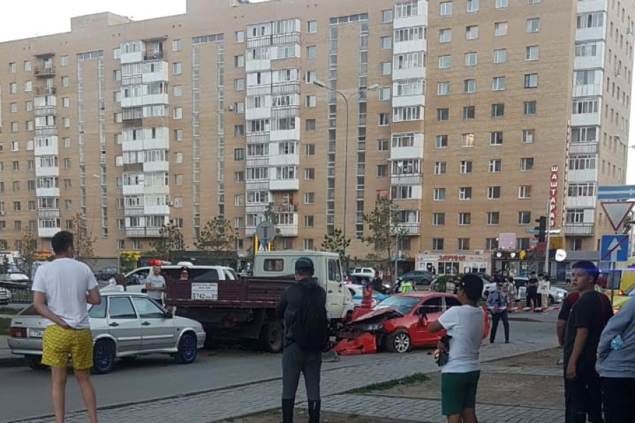 В Нур-Султане 2-летнюю малышку вытаскивали из-под «Mazda», за рулем была нетрезвая женщина 