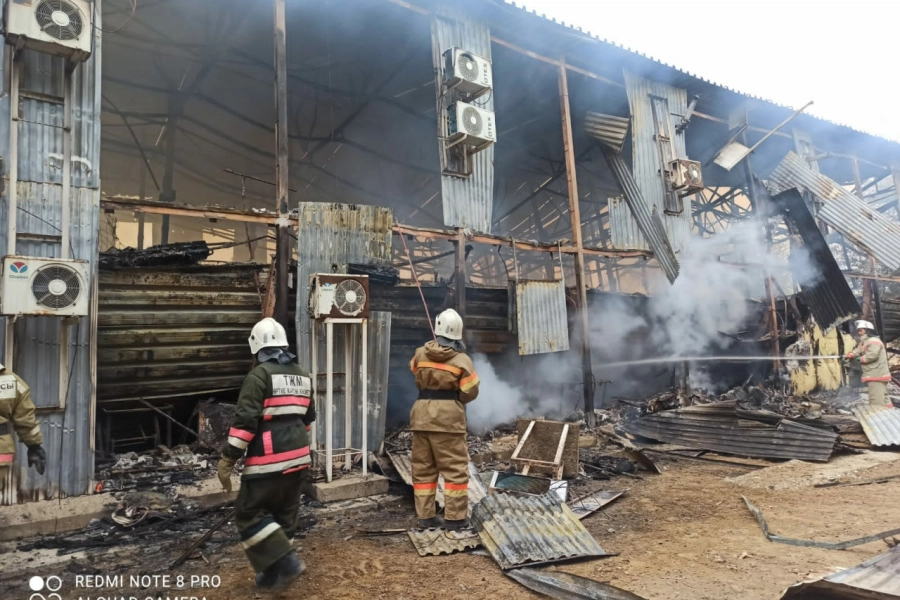 Огонь вспыхнул из-за облицовки? Фото с места пожара на месторождении Боранколь 